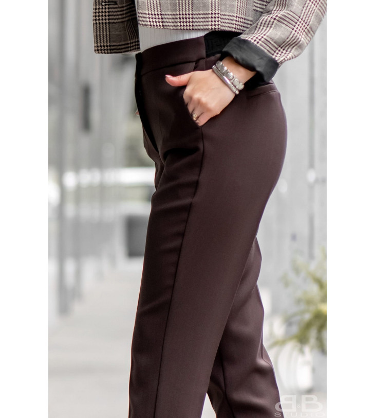 Klasyczne brązowe spodnie cygaretki